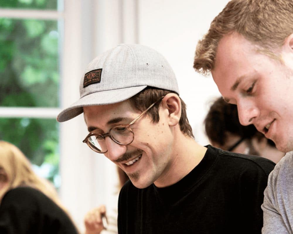 Studierende der Sozialen Arbeit dual im Seminarraum der Fliedner Fachhochschule