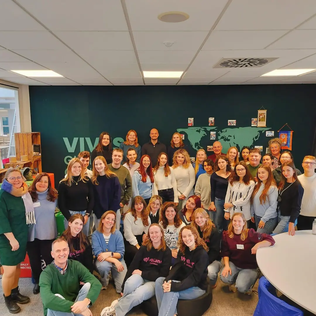 Gruppenfotos der Studierenden des Bachelor Physician Assistance und anderen internationalen Studierenden des BIP