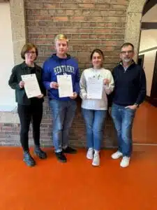 Lea Heller, Jan Veerbeck und Tala Hassan nach dem Erhalt ihrer PROMOS-Stipendienurkunden, zusammen mit Prof. Dr. Bernd Hemming.