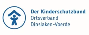 Logo des DKSB (Der Kinderschutzbund) Ortverband Dinslaken-Voerde, Kooperationspartner der Fliedner Fachhochschule. In einem blauen Kreis mit transparentm Hintergrund steht ein blaues Strichmännchenkind unter einem blauen Dach. Rechts daneben ist der Name des Vereins abgebildet.