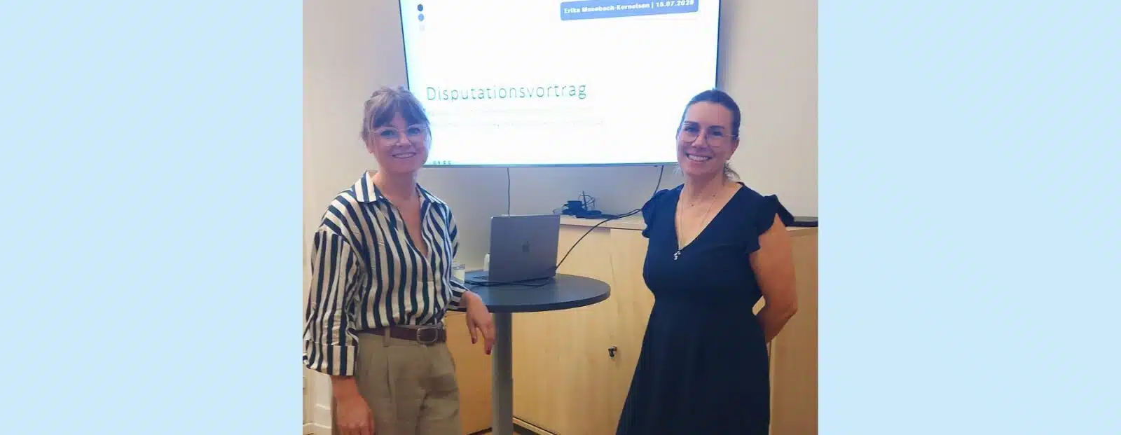 Erika Mosebach-Kornelsen und Prof. Dr. Eva-Maria Euchner stehen vor einem Bildschirm, auf dem "Disputationsvortrag" zu lesen ist