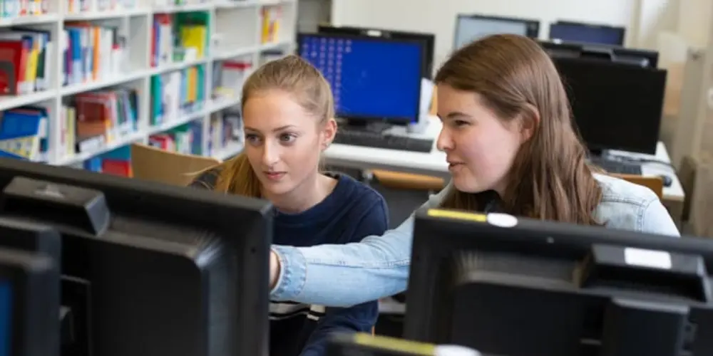 Studierende vor PC
