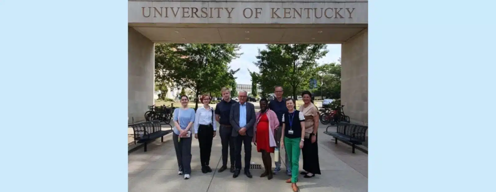 Eine Gruppe von Studierenden und Professor:innen stehen vor der University of Kentucky