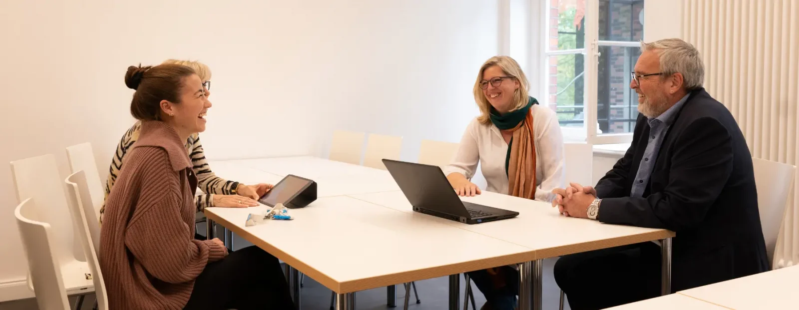 Praxispartner am gemeinsamen Tisch zum Austausch zum dualen Bachelorstudiengang Soziale Arbeit an der Fliedner Fachhochschule